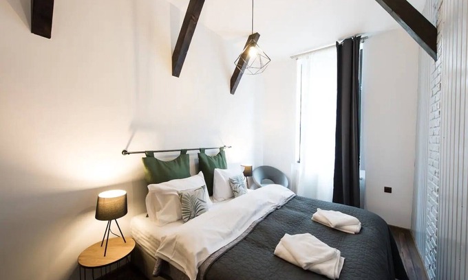 Centrul Vechi Apartment | Lovely Old Town Flat with Mountain Views