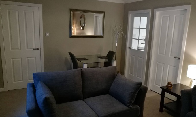 South Galson Apartment | Lovely One Bed Apartment Tranquil Setting 5 Min Drive to City