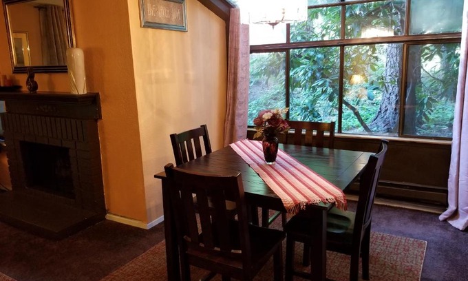 Federal Way Apartment | Lovely One bedroom condo with indoor fireplace.