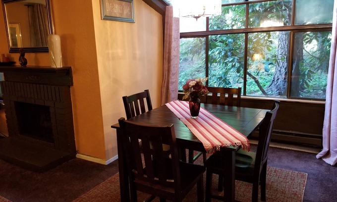 Federal Way Condo | Lovely One Bedroom Condo with Indoor Fireplace