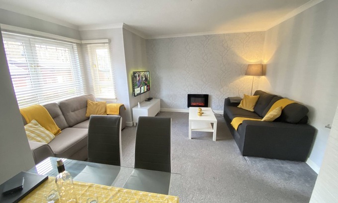 Paisley Apartment | Lovely Paisley Central Location - 2 bedroom apartment. Sleeps 4 Adults