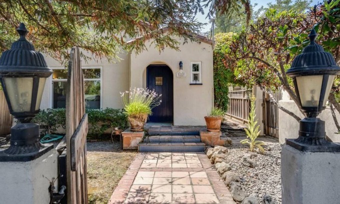 Barron Park House | Lovely Palo Alto Cottage ~ Near Stanford, tech companies