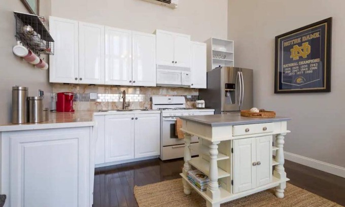 Forest Park Condo | Lovely, Pet Friendly Condo w/King Bed & Parking!