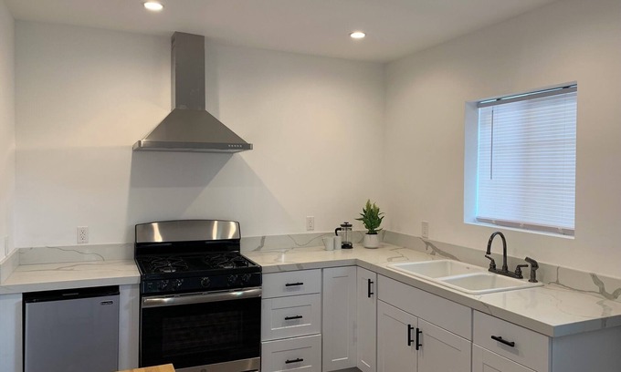 Valley Glen House | Lovely private cottage near studios