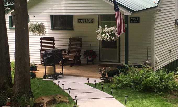 Brier Hill Cottage | Lovely, private cottage located on the main channel of the St. Lawrence River.