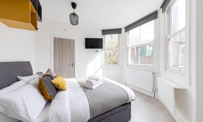 St. George's Apartment | Lovely Private Room and Shower At Anson Hotel