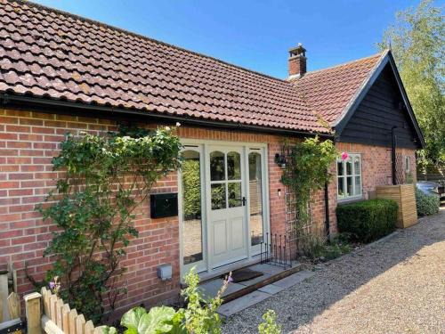 Cley next the Sea House | Lovely quiet cottage Sleeps 4 adults, 4 children, Dog Friendly