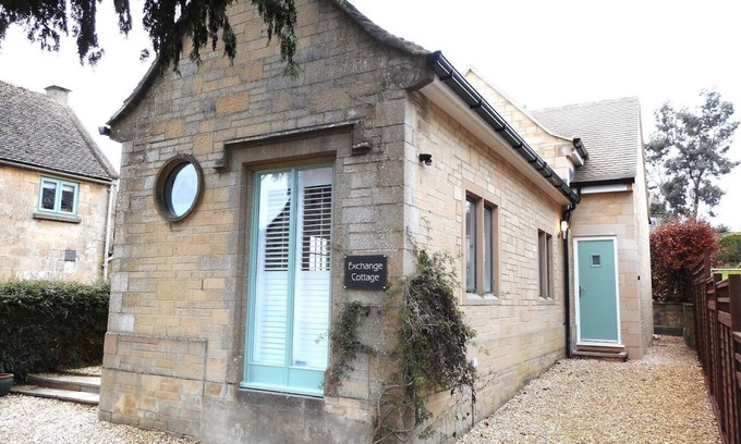 Chedworth Cottage | Lovely quirky cotswold cottage (Old Telephone Exchange)