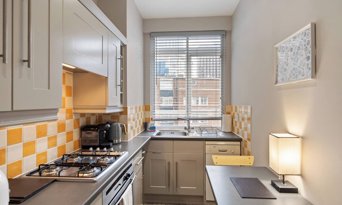 St. Johns Wood Apartment | Lovely Redecorated 1BD in Westminster