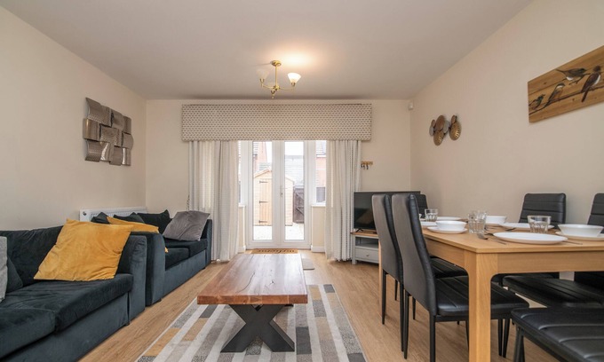 Tipton House | Lovely refurbed 4 bed house in Black Country