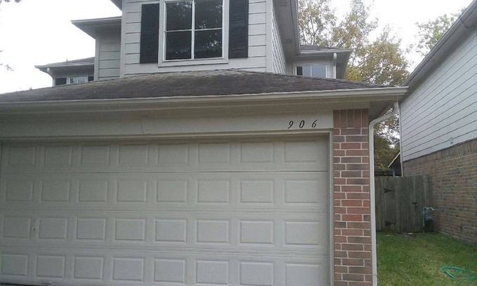 Houston House | Lovely Renovated 4 Bedroom home with easy highway access and optional Gym Access