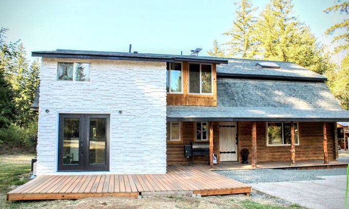 Crawfordsville House | Lovely Renovated and Secluded Log Cabin