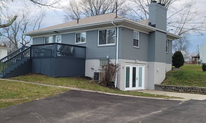 Otterbien Home House | Lovely Retreat Backyard With Deck & entertain room