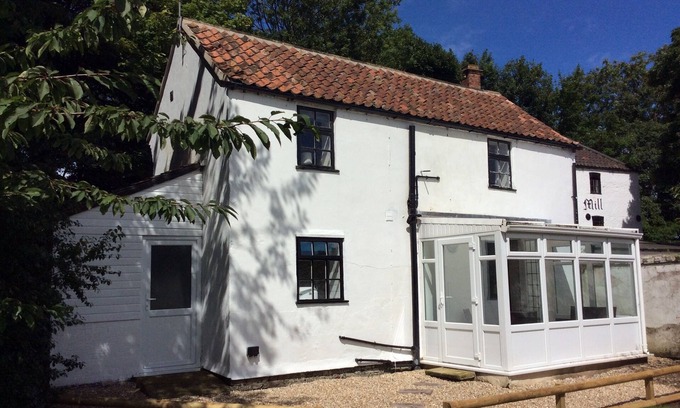 Alford Cottage | Lovely riverside cottage in the grounds of a landmark watermill