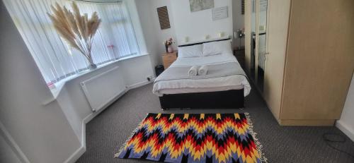 Broadheath House | Lovely room like a home away home near the airport