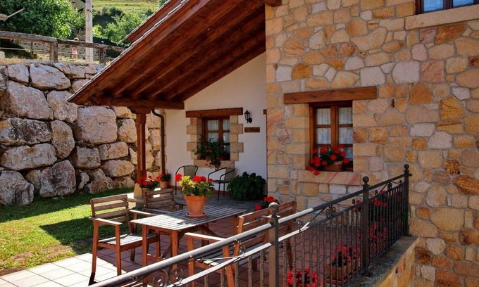 Lerones Apartment | Lovely rustic style apartment for 2 people