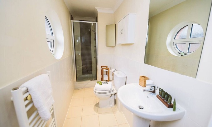 Leatherhead Apartment | Lovely Serviced Apartment in Royal Swan Quarter Leatherhead
