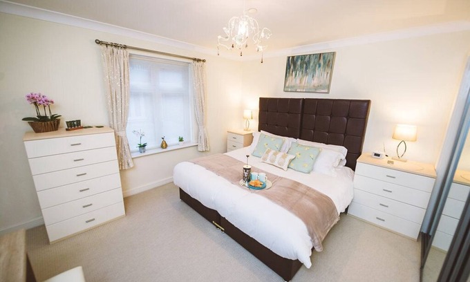 Leatherhead Apartment | Lovely Serviced Apartment in Royal Swan Quarter Leatherhead