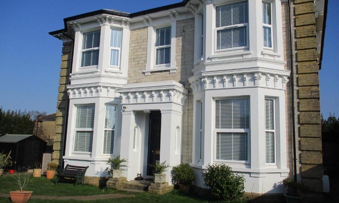 Ryde Apartment | Lovely Spacious 3 Bedded First Floor Apartment