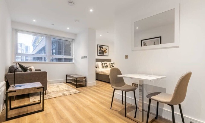 East Grinstead Apartment | Lovely Spacious Studio in East Grinstead