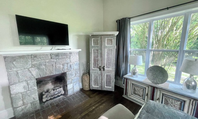 Franklin House | Lovely spacious Guest Suite with Private Entrance!