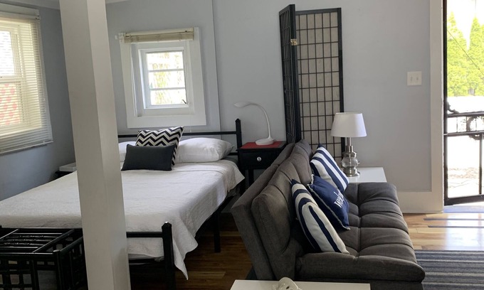 Lakeside Apartment | Lovely Studio Cottage. Great Location inside Lakeside gates,close to downtown.