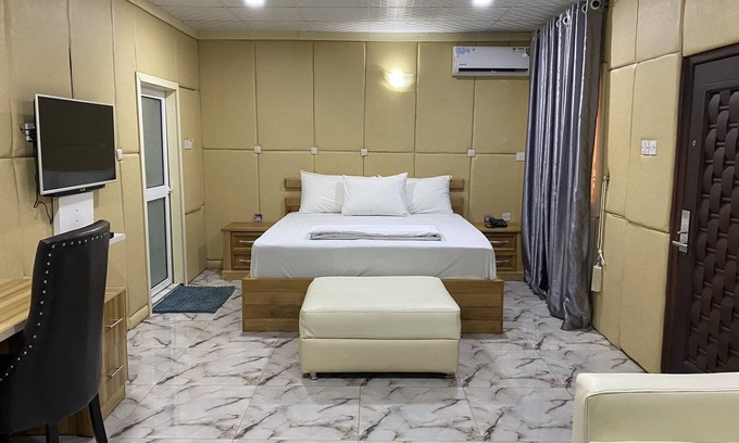 Lagos Apartment | Lovely studio apartment with free parking on premises