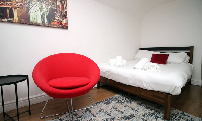 Castle Apartment | Lovely Studio Flat, Free Parking-Near City Centre