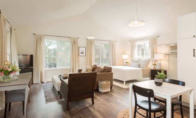 Lake Oswego House | Lovely Studio/Guesthouse in Lake Oswego
