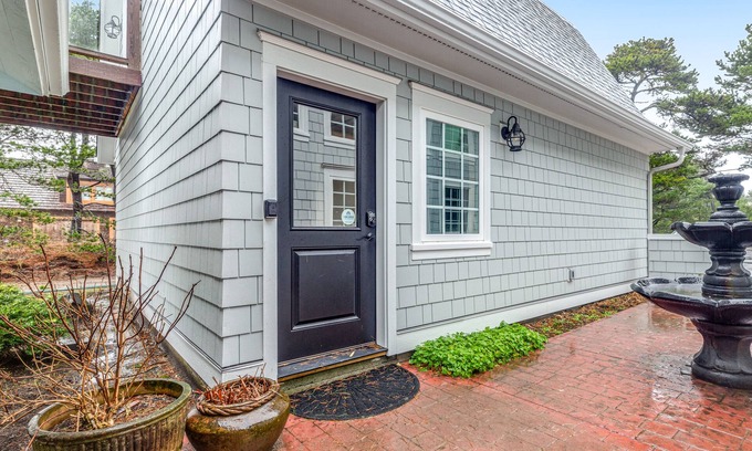 Surf Pines Apartment | Lovely studio guesthouse with ocean views, outdoor deck & washer/dryer