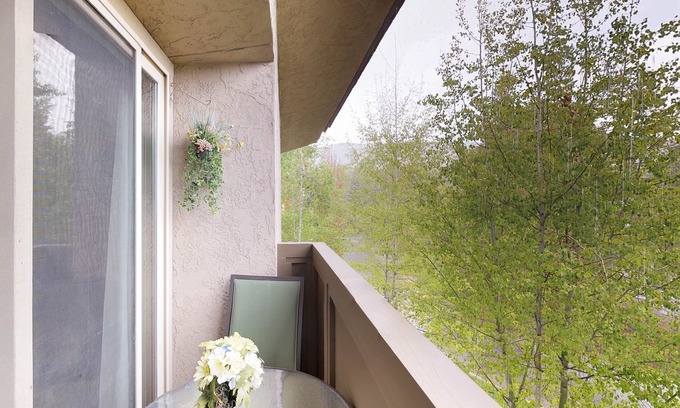 Elkhorn Village Apartment | Lovely Studio Remodeled in 2020 with Shared Pool, Hot Tub & Lift Access