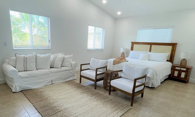 Alice Town Condo | Lovely Studio steps from the beach. Optional golf car rent