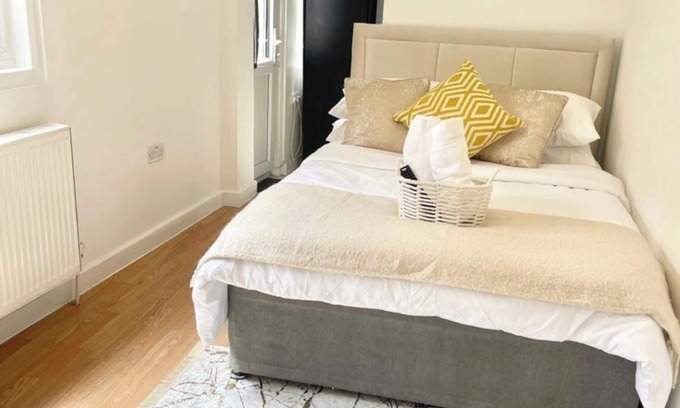 Stratford Apartment | Lovely Studio With Private Patio in Stratford