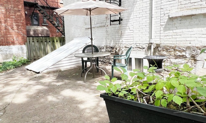 Plateau Mont Royal Apartment | Lovely sunny vintage studio in the heart of Montreal's Plateau-Mont-Royal district