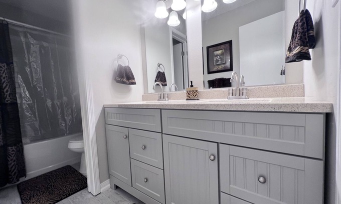 Florida Panhandle House | Lovely Townhome by Beaches & Downtown Pensacola