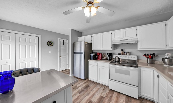 Nicholasville House | Lovely townhome convenient to everything in Central KY. Pet friendly!