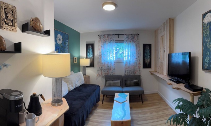 Regional District of Nanaimo House | Lovely tranquil suite with private undercover parking and a stroll to the beach.