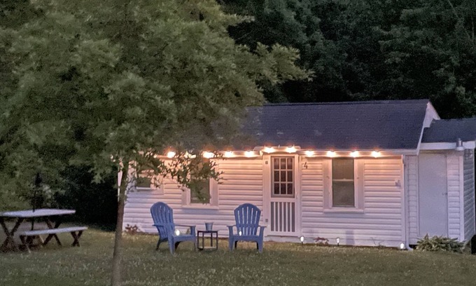 Geneva-on-the-Lake Cottage | Lovely Two Bedroom Lake Erie Cottage near Strip and Beach - Pet Friendly