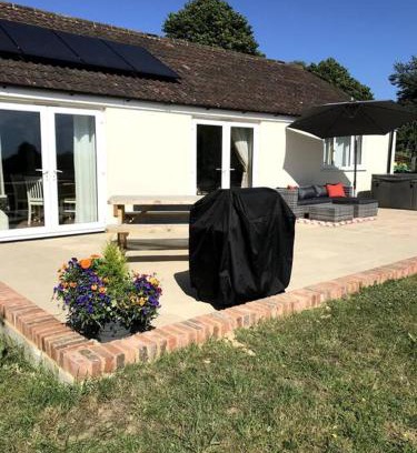 Blackford House | Lovely two bedroom bungalow with hot tub