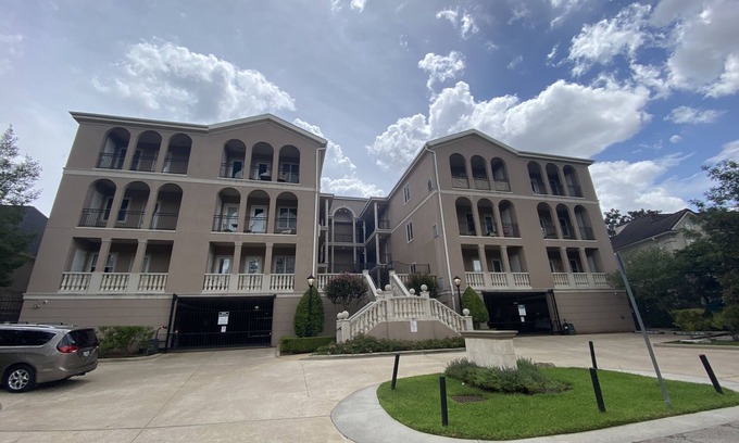 Houston Apartment | Lovely two bedroom condo with treetop views