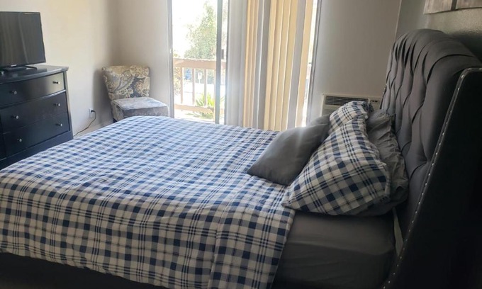 Pico - Robertson Hotel | Lovely Unit Steps Away from Beverly Hills B05