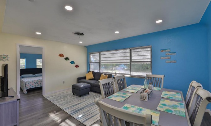 Gulfport Apartment | Lovely vacation home 1 block from beach & downtown Gulfport