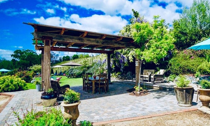 Ukiah House | Lovely Vineyard Retreat.