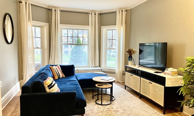 Oak Park Apartment | Lovely vintage Oak Park 3bd 1ba perfectly located Chicago loop & public transit