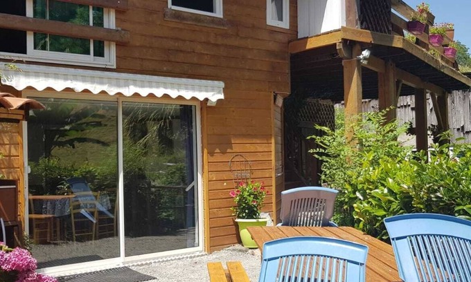 Chein-Dessus Apartment | Lovely waterfront apartment