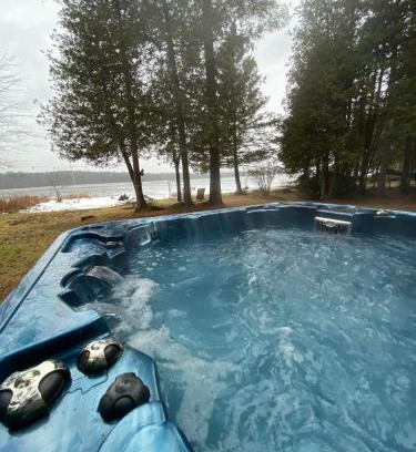 Head Lake House | Lovely waterfront private cottage with hot tub in Kawartha Lakes