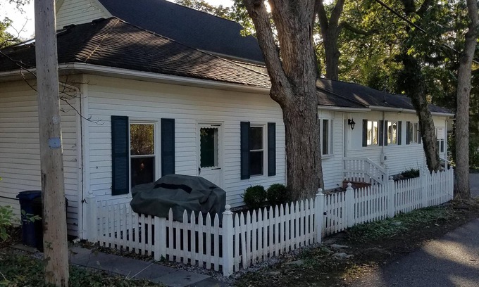 Lakeside House | Lovely, Well-Maintained Cottage, 5' walk to Lake