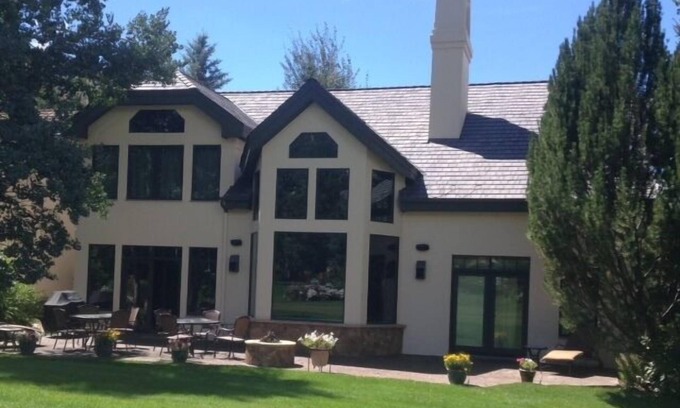 Edwards House | Lovely Winter Getaway ~ Walk To The Ski Lift ~ The Ideal Vacation Home!