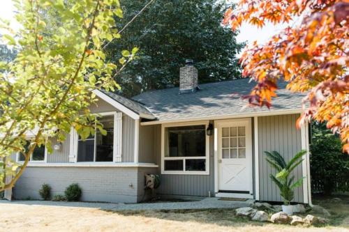 Juanita House | Lovely Wooden Home in Kirkland, Walk to Beach Park