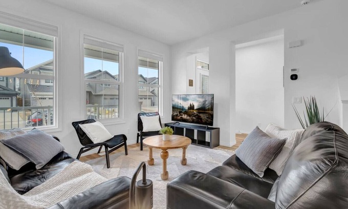 Leduc County House | LovelyHome foosball nearAirport 5QueenBeds AC